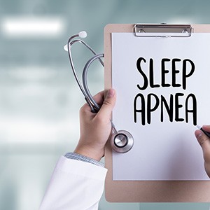 Writing “Sleep Apnea” on a clipboard